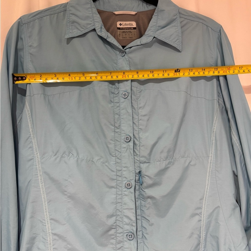 Columbia Titanium Women’s Blue Button Up Performance Shirt Medium Outdoor Hiking - Picture 6 of 10
